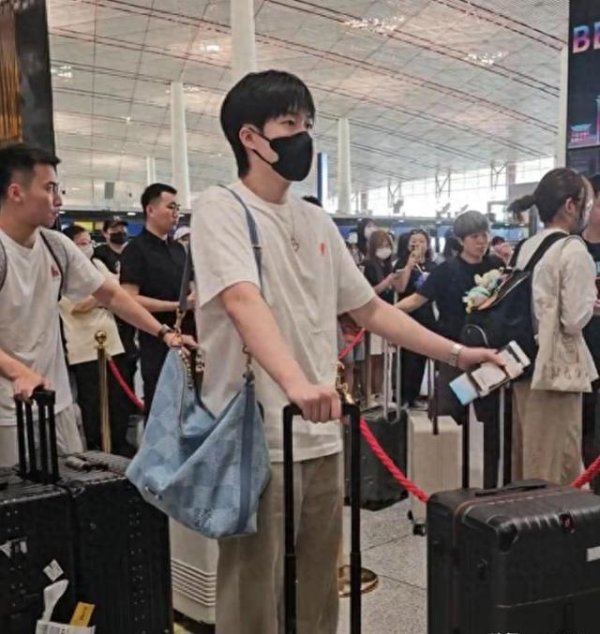 忠琦配资 国乒出发美国大满贯, 王楚钦却被曝出违规, 网友已向相关部门举报