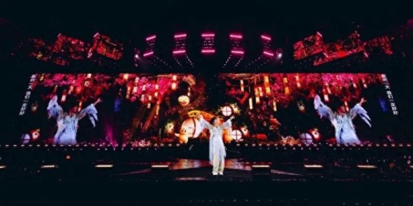 亿腾证券 周深“深深的”巡回青岛站落幕，结合在地文化成城市级盛事