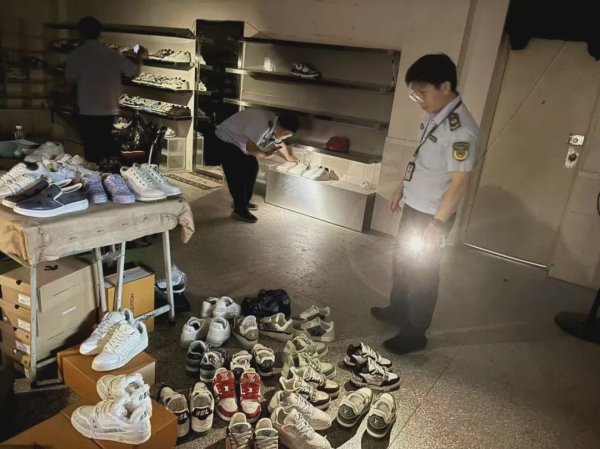 悦配资 广州一学校空置两年，半夜却总亮灯，一查竟发现300件“国际名牌”