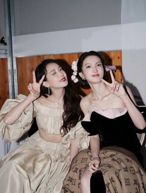 蜀商证券 宋茜分享和金晨合照 两人穿着礼裙贴贴超有爱