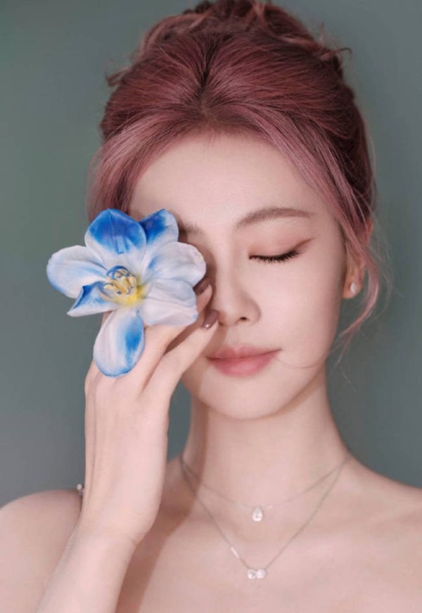 富余通 白鹿穿吊带碎钻裙身姿曼妙 手拿百合花恬静美好