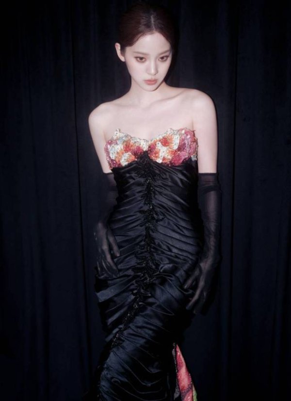 融凯配资 欧阳娜娜身穿抹胸黑色礼裙 气质高贵化身暗夜花仙