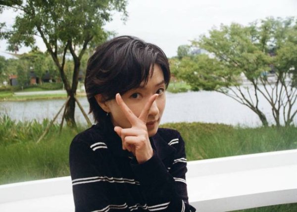 鼎盛配资 万茜穿搭随性在公园游玩 坐在湖边慵懒惬意